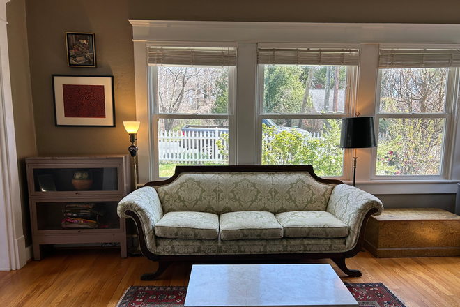 Front Sitting Room 1 - 3BD/2BA House in a Family Friendly Area -- Close to Campus & Hospital