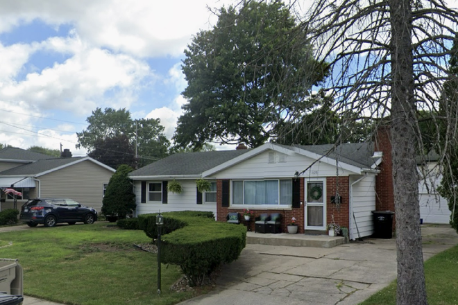Outside view of property. More photos to be provided thru email/txt - 5 min drive to campus, great neighborhood, fully furnished and move in ready!