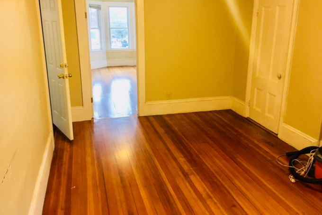 bed - No fee! fantastic location. renovated, near Train, laundry in unit