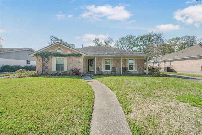 Front of house - Lovely home in quiet neighborhood with easy access to Rice and the Texas Medical Center