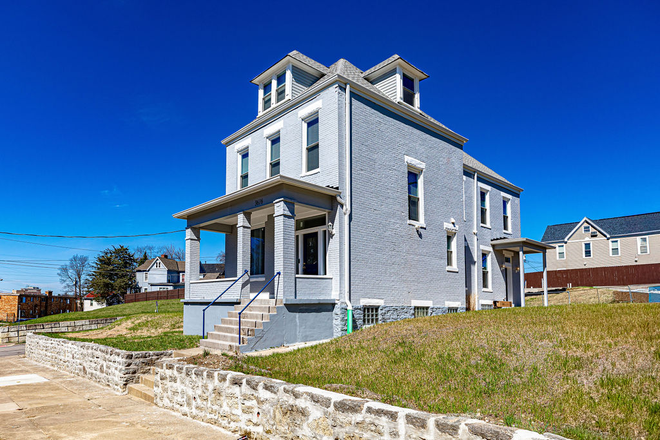 Exterior - Welcome to Musketeer Manor 5 Bedroom & 4. baths ~ Fully Renovated...furnished