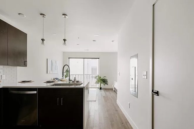 Kitchen - Stunning Modern Condo - near Evans Station and Platt Park