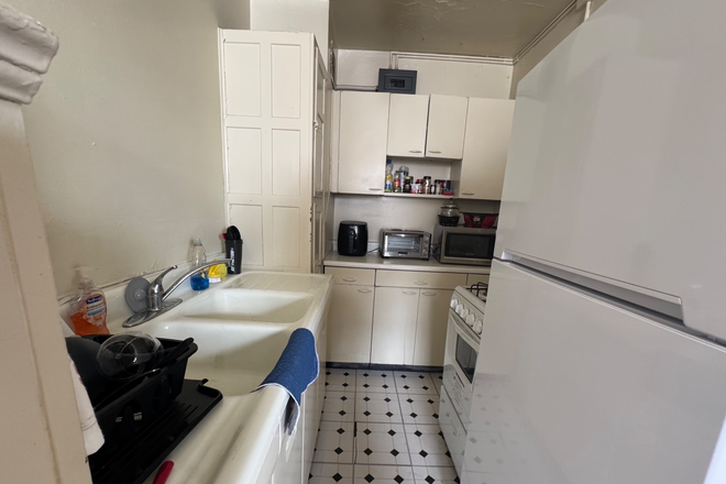 Kitchen - The Varsity - 1 Block from Campus Apartments