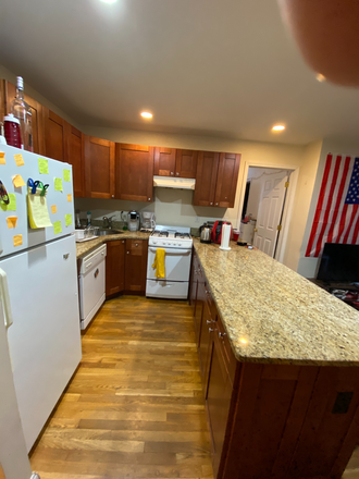 ! - Sunny NO FEE 3 bed right near BU & B line. HT/HW included, great kitchen! Ref# 185329613 Apartments