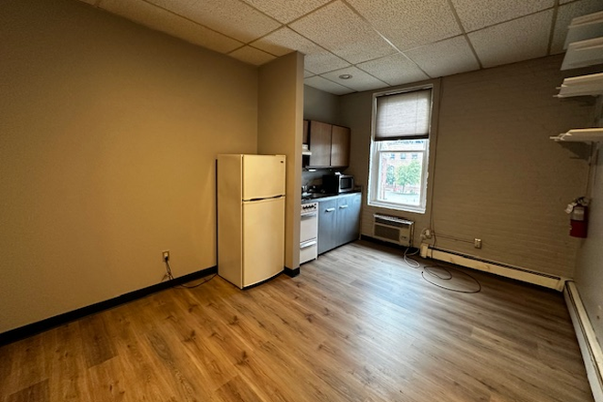 D - Studio & 1 Bedroom Apartments! Prime Downtown IC & Campus Location! Walk to Class!