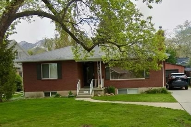 View of the front of the house. - Shared House for Students of the University or Recent Graduate