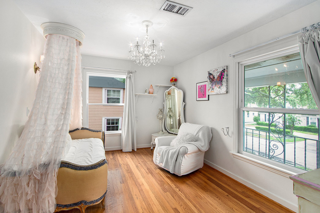 Small bedroom $1350 - Walking distance to Rice U "female only" family home shared housing Beautiful Decor