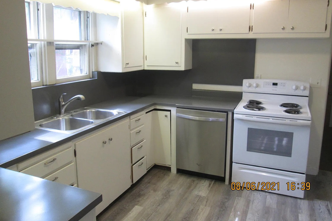 kitchen - Location-central to campus and Pearl Street Mall.