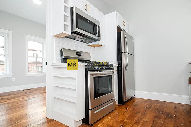 Call NOW for showings! 617-236-8550 - CHELSEA ST - LRG HIGH END 3BR NEAR MBTA AIRPORT FOR *9/1/2025* W/ 2 BATH, IN UNIT LNDRY, OPEN LAYOUT Apartments
