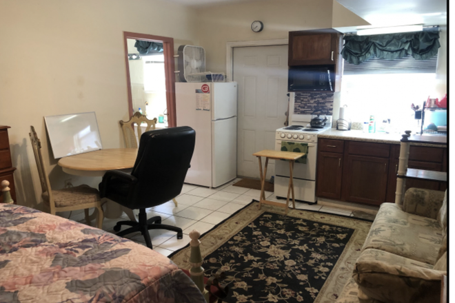 Microwave, plates, refrigerator - Studio with own entrance House