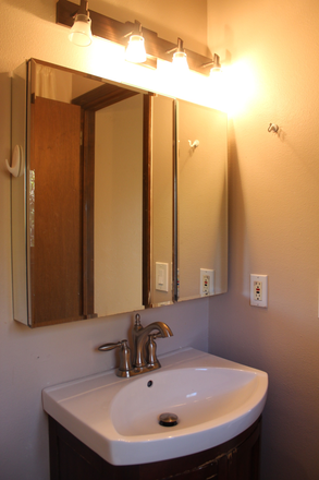 Half Bath - Spring sublet available in Table Mesa! House