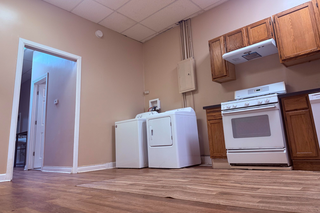 kitchen2 - 3-bedroom apartment available rent as a whole or as individual bedroom near MID /UIC west campus