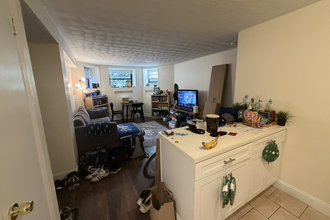 kitchen - Spacious garden level 1 bed with updated kitchen - for 9/1 Apartments