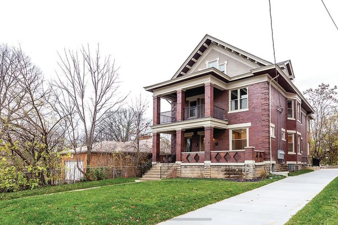 Front of house and driveway - East Walnut Hills Apartment
