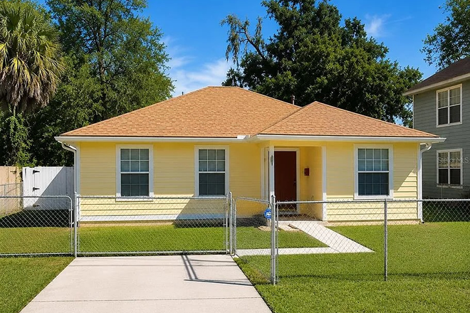 Master Bedroom with Bath - Master Bedroom with Bath in a 4/3 house. 4th year students in 3 bedrooms. $1000/mo