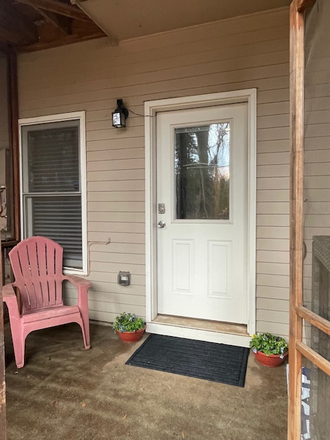 Private entrance - Cozy Efficiency in Oakhurst Village - Perfect for Grad Students/Traveling Professionals Townhome