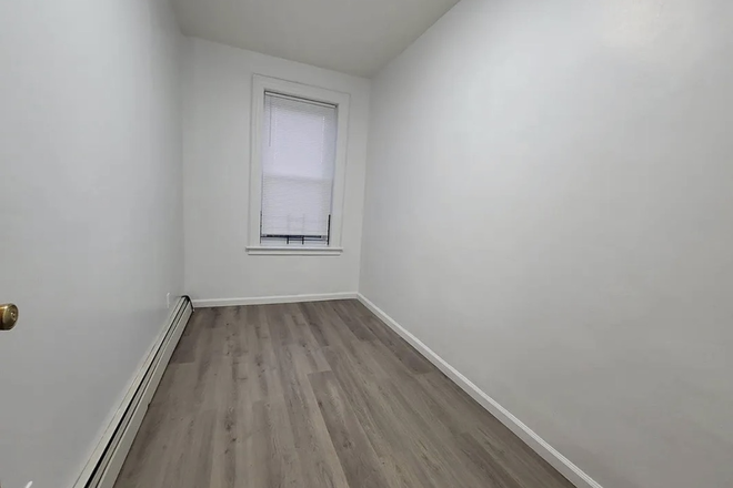 Small Room - Bright, airy rooms filled with beautiful natural sunlight Townhome
