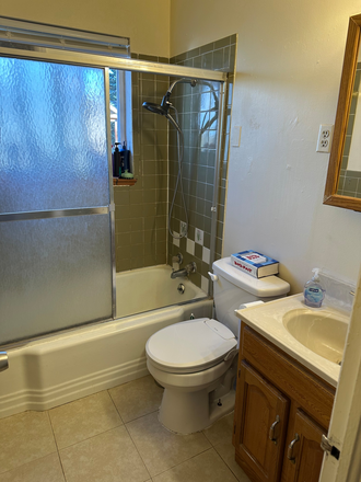 Bathroom - 1 or 2 Rooms for Sublet in a 3-Bedroom House