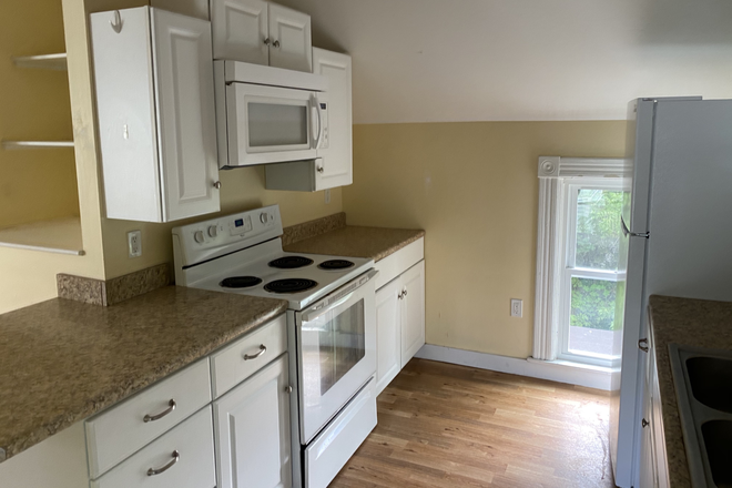 Kitchen - Walk to Campus/Hospital Apartments