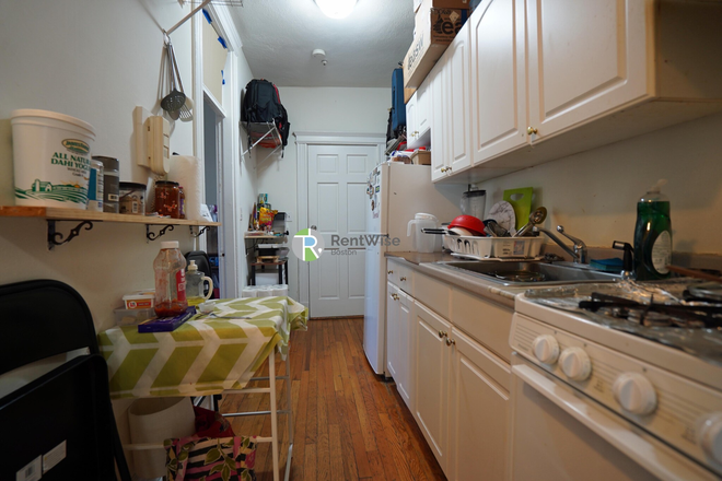 1 - SEPT 2026-Allston 2 bed Split. H/HW inc. No Fee! Apartments