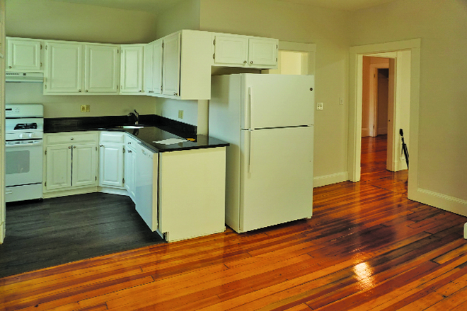 . - **NO BROKERS FEE!!** Spacious 3 Bed / 2 Bath w/ LAUNDRY IN UNIT! Avail. 9/1/26!! Apartments