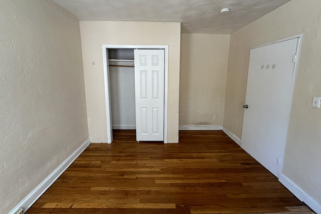 - - No Broker Fee! Close to Campus! 4 bed 1 bath w/ Laundry. Apartments