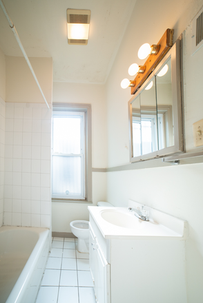 Bathroom - Entire House - Bright And Sunny With Back Patio