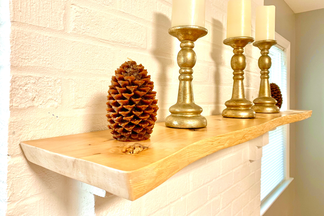 Live edge mantle! - 5 BEAUTIFUL BEDROOMS - RECENT RENOVATION - FRONT PORCH - FREE PARKING - FENCED YARD - CLOSE 2 CAMPUS House