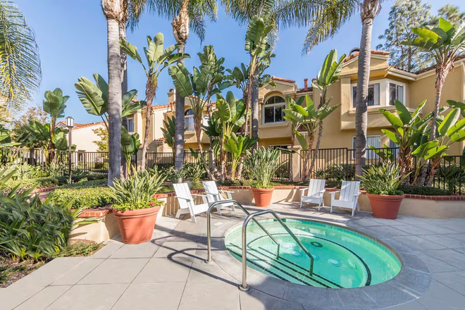 JACUZZI - 10 month Harvard Trail $875 Private&Shared 3bd 3bathTownhouse Furnished Male UCI students