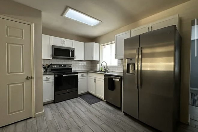 Kitchen - Quiet Home Close to Campus