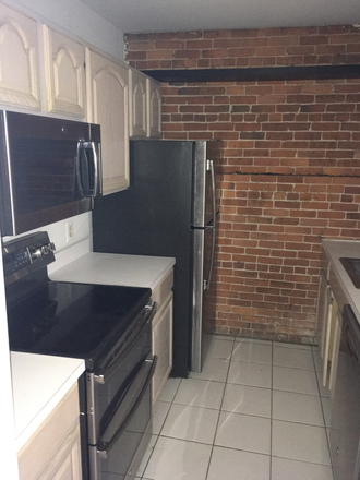 Hub Realty - Recently renovated 2 bedroom, in charming brownstone Apartments