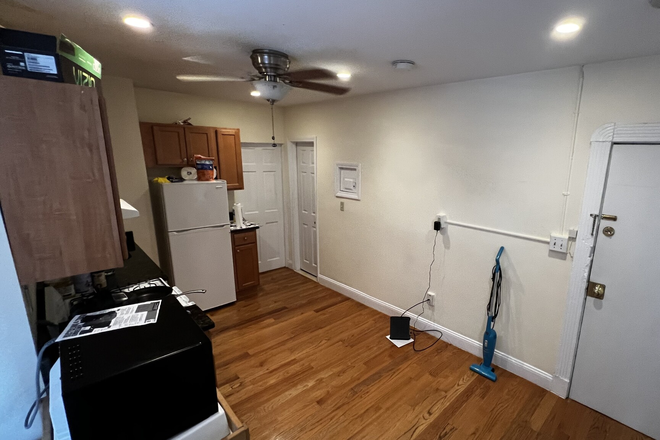 Call NOW for showings! 617-236-8600 - JOY ST - CHARMING BEACON HILL 1BR SPLIT FOR 2 PPL W/ H&HW, LNDRY IN BLDNG INC FOR *9/1/2025* Apartments