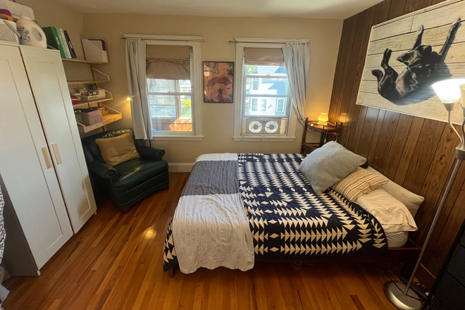 Bedroom - Spring Sublet: Furnished/Unfurnished Bedroom 1 block from Tufts