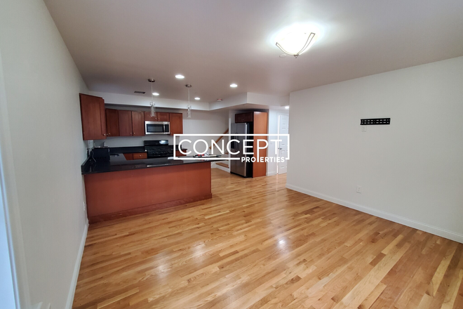 63B Circuit St - [No Broker Fee] Enormous 6 bed 6.5 baths on 3 floors available Sept 1st [Fort Hill]