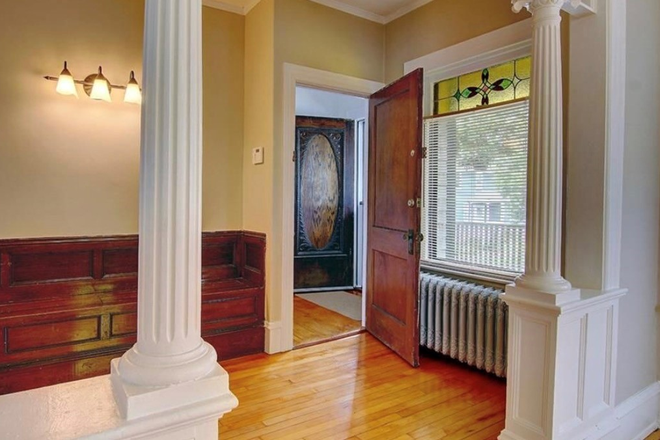 Front entrance - Beautiful East Side Apartment
