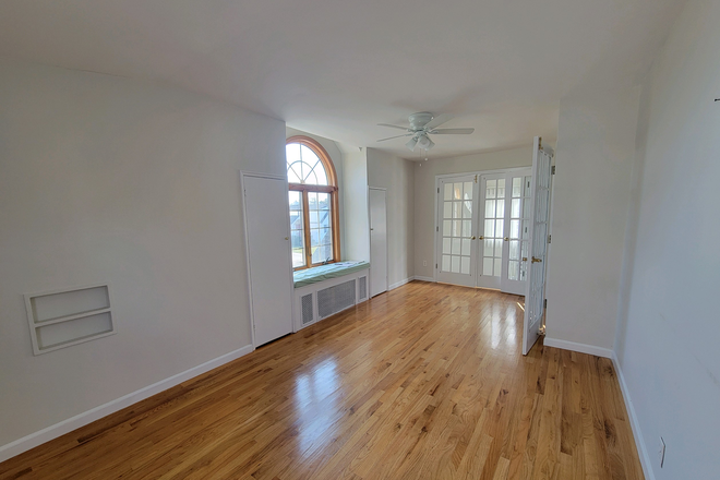 Bedroom - Gorgeous, spotless,2nd floor apartment. Good for 3 f
