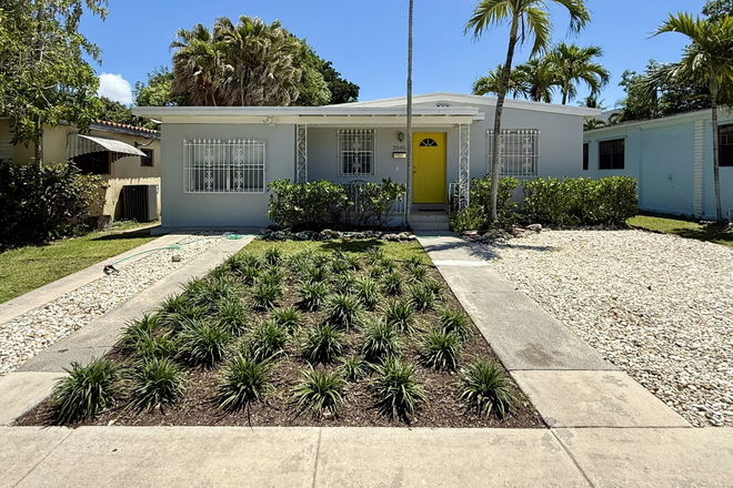 Front West Faceing - 4 Bedroom 2 Bath House w Utilities & Cleaning service included