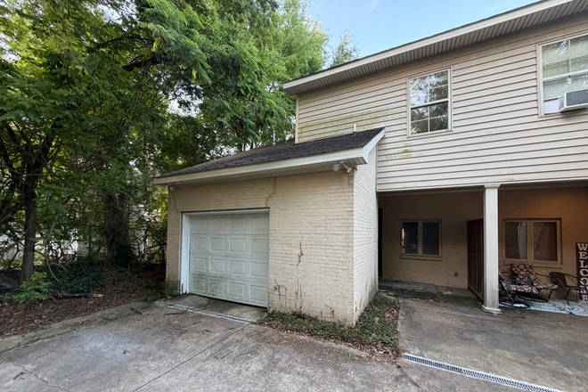 gargae - 3 Bed/2.5 bath Duplex Unit B in the Belhaven Community Duplex