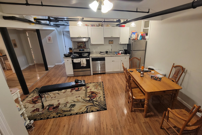 Kitchen - Huge 4 bed 2 bath with 2 entrances! Apartments