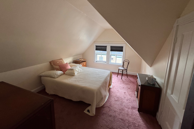 Bed room- queen already there - 1 bedroom Apt close to Longwood Medical Area and Green Line!