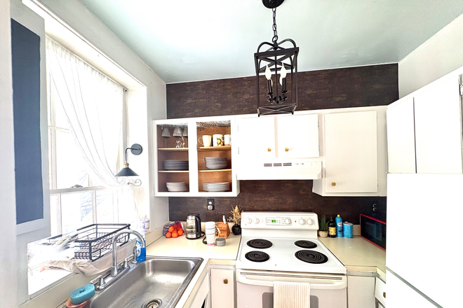 Kitchen - One Block From MUSC - Bedroom for Rent in Two Bed/One Bath Condo