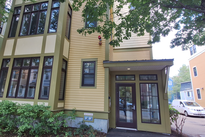 Street view - Summer Sublet– 5 Grant St| Spacious Master bedroom with Ensuite Bath| Huge Living Space| AC | HUH