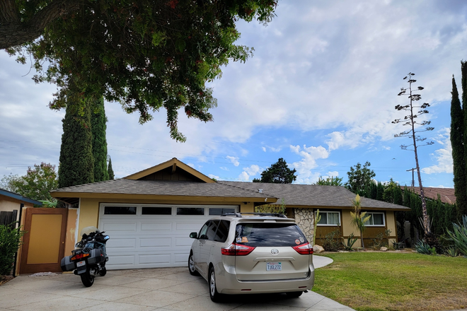 Parking available on driveway in front of side gate entrance. - Private Guest House  7 mins from Chapman University