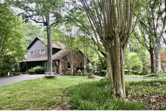 Home, setting out doors, circular drive. Private parking - 2023 choice of 10mo.or 12 mo. Master suites w/private bath. or private rooms  w/-shared bathroom . House