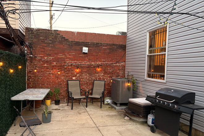 Backyard Area - 1 Block from Campus, with a Rooftop deck and Backyard! (up to 3 units available!) Apartments