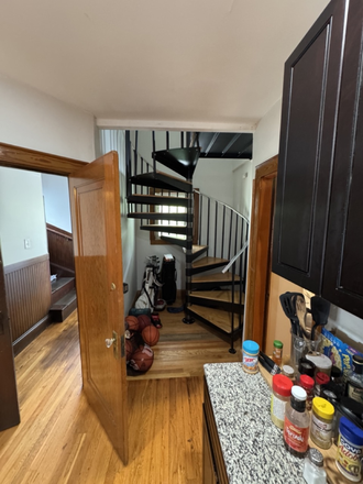 - - Close to Campus! Spacious 3 bed w/ Laundry & Parking Apartments