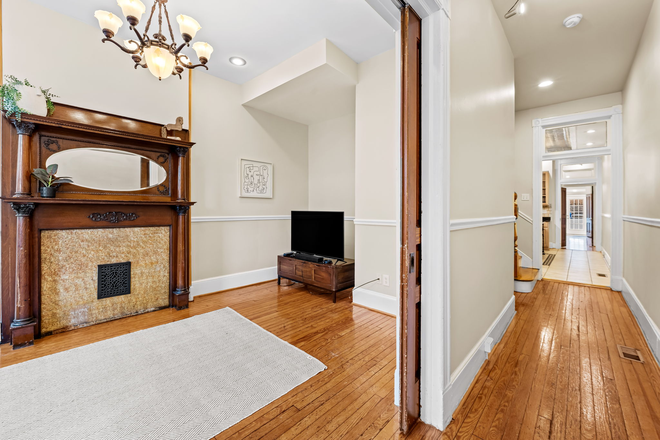 living room - Spacious Five-Bedroom, 4.5 Baths Federal Hill Rental with Roof Deck Townhome
