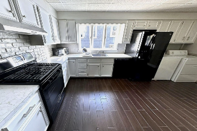 Kitchen - Subletting Apartment Room 8 min walk to TUFTS in a quiet neighborhood (Woman identifying)