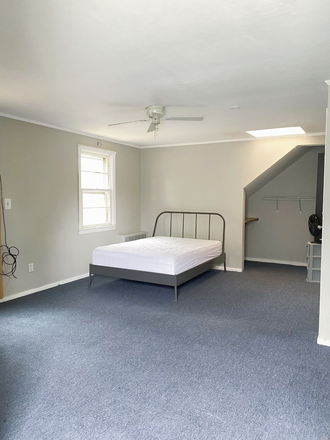 Biggest Bedroom on 2nd FL - 1 min walking distance to Hofstra with big common area House