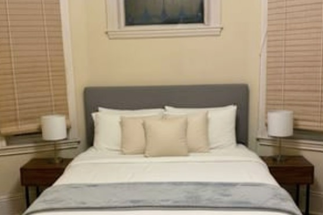 bedroom - short-term rental, Cute 1+ bdrm, Prospect Hill Duplex